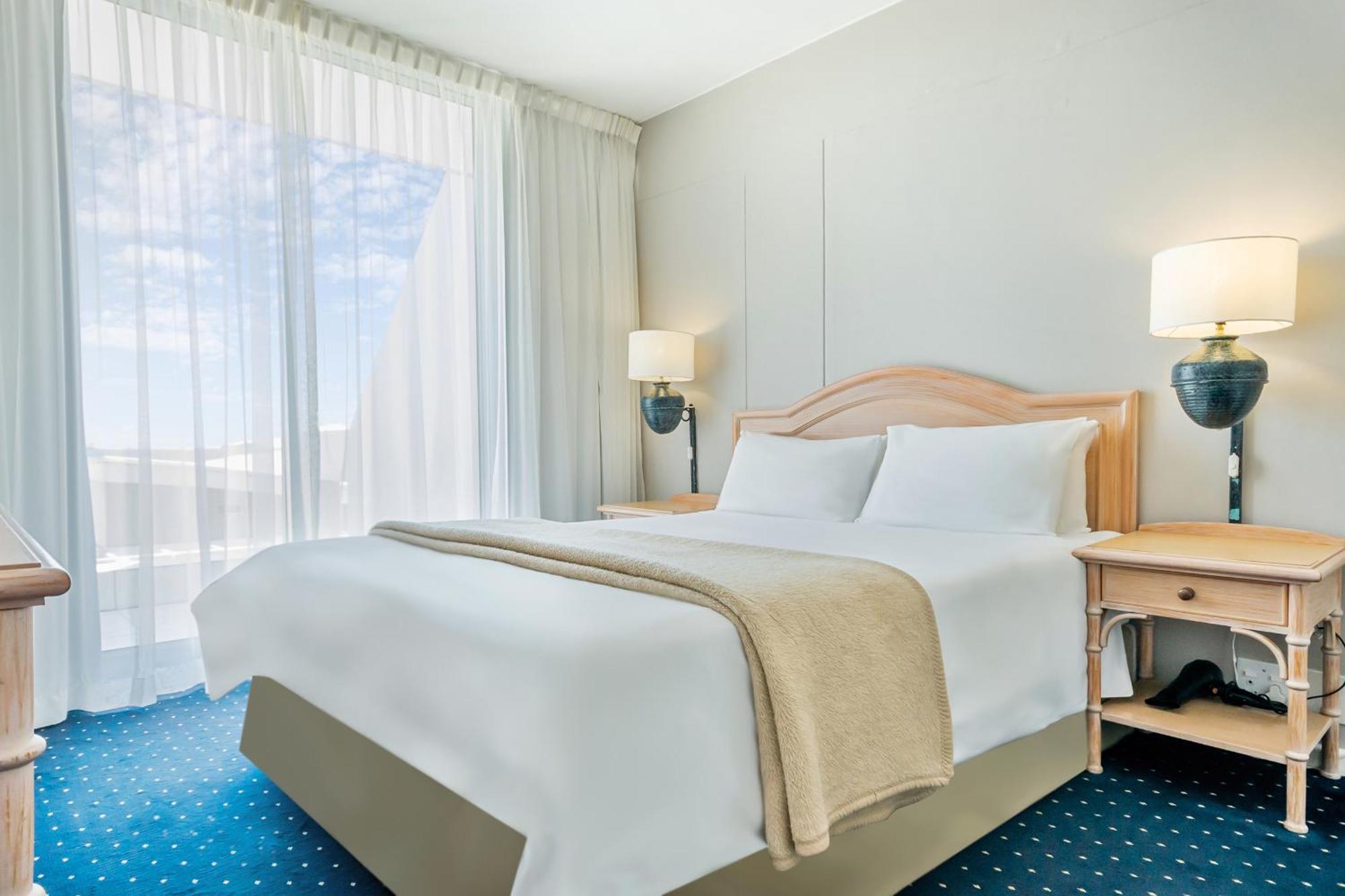Dolphin Beach Hotel Self Catering Apartments Bloubergstrand Exterior photo